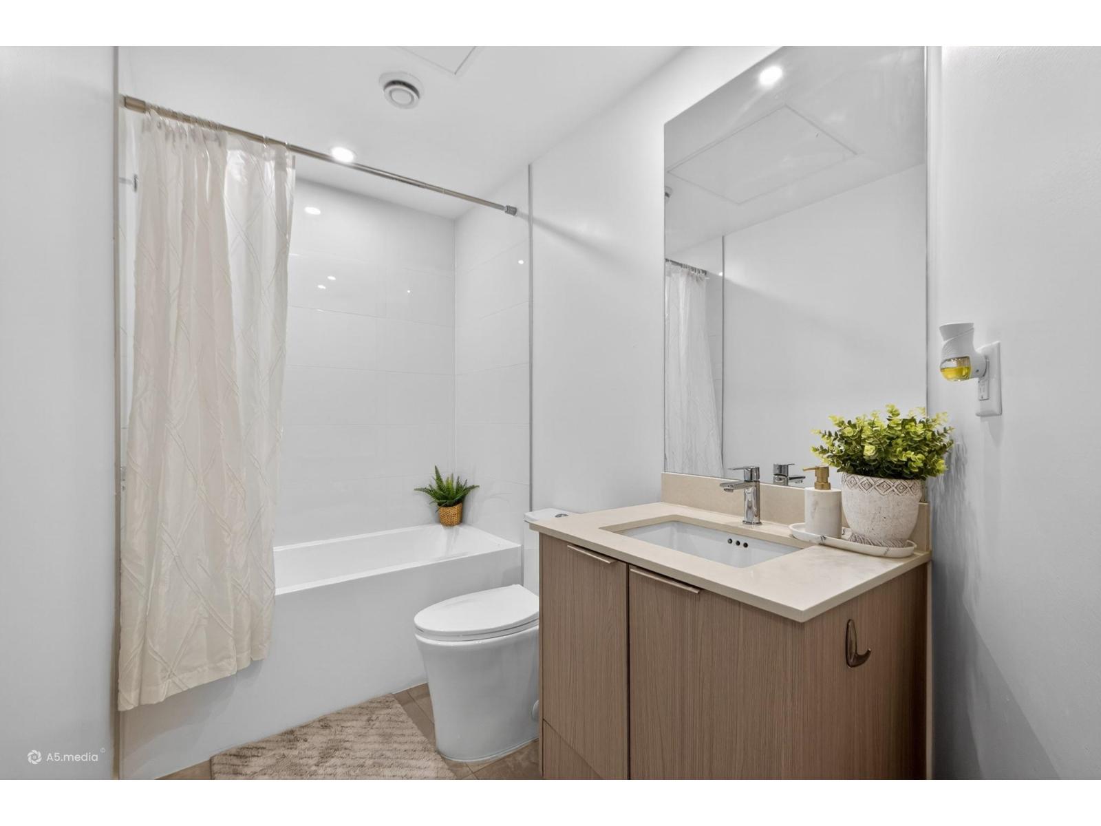 318 13968 Laurel Drive, Surrey, British Columbia  V3T 0S9 - Photo 10 - R3115410