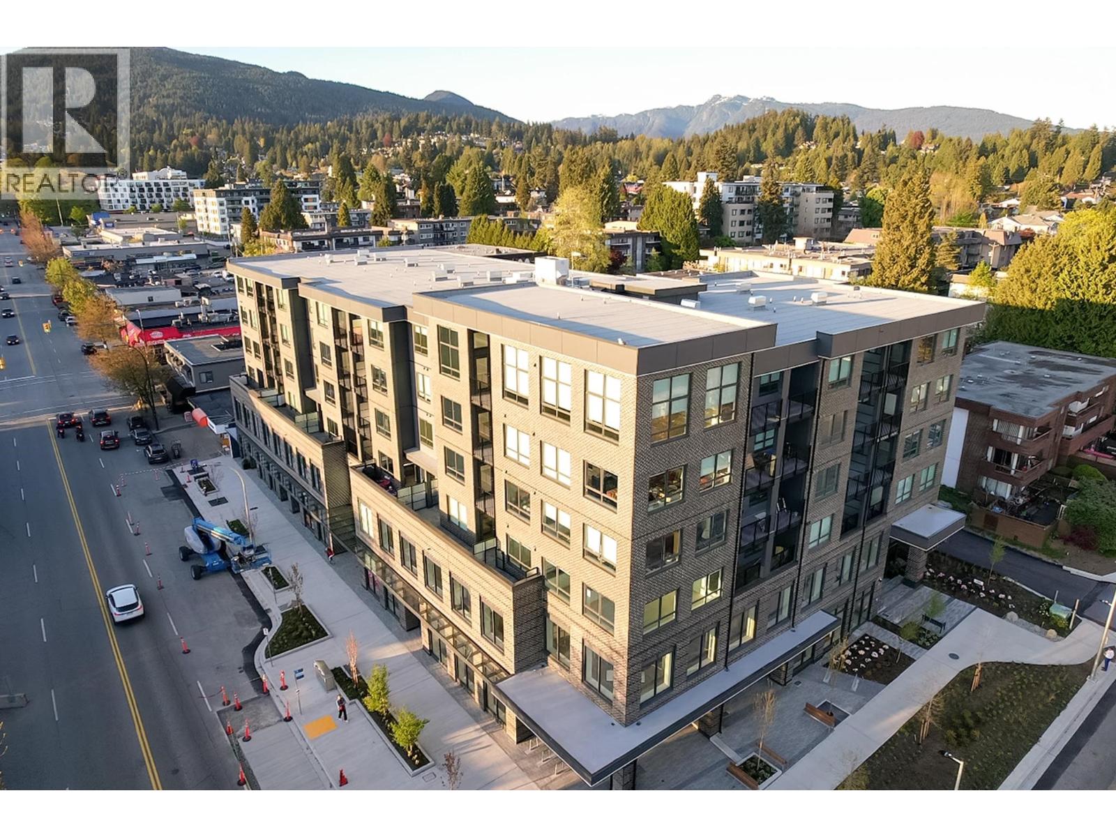 402 110 E 17th Street, North Vancouver, British Columbia  V7L 0K4 - Photo 2 - R3116589