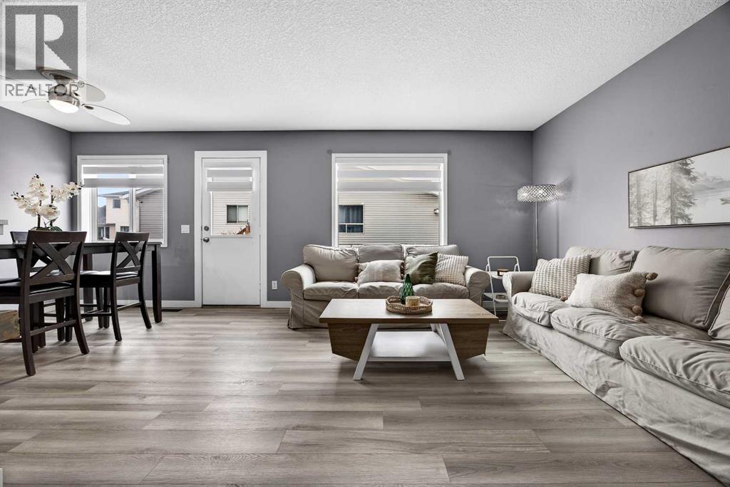 237 Willowbrook Close Nw, Airdrie, Alberta  T4B 2J6 - Photo 4 - A2298647