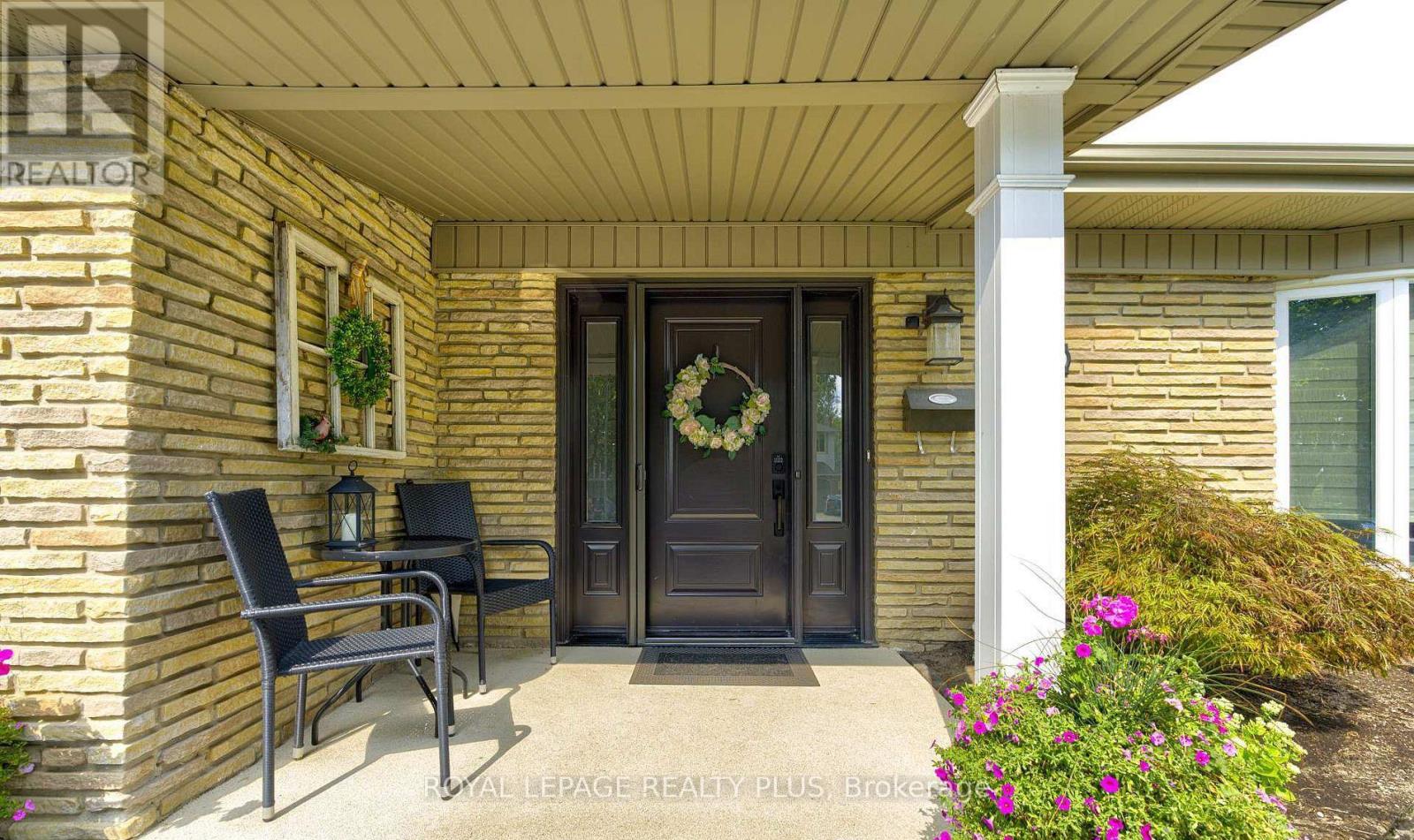 2063 Cavendish Drive, Burlington, Ontario  L7P 1Y9 - Photo 2 - W12910300