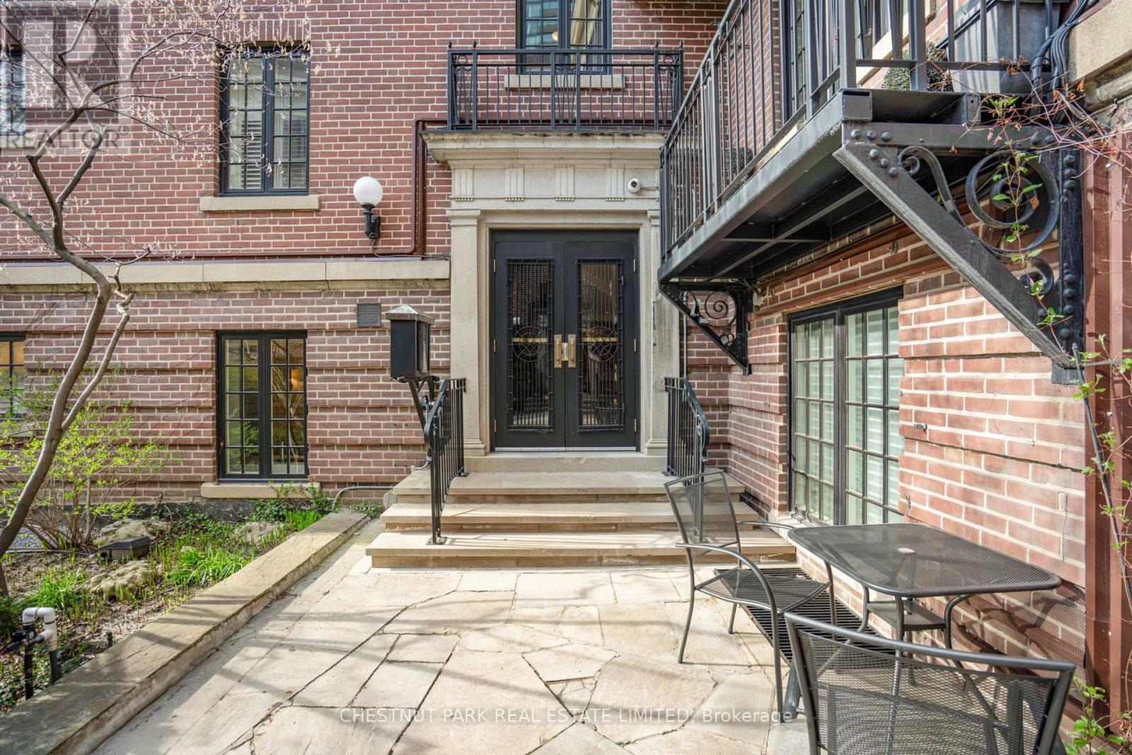 <div class="slider-price">$849,000</div><p>106 - 150 St Clair Avenue W, Toronto, Ontario</p>