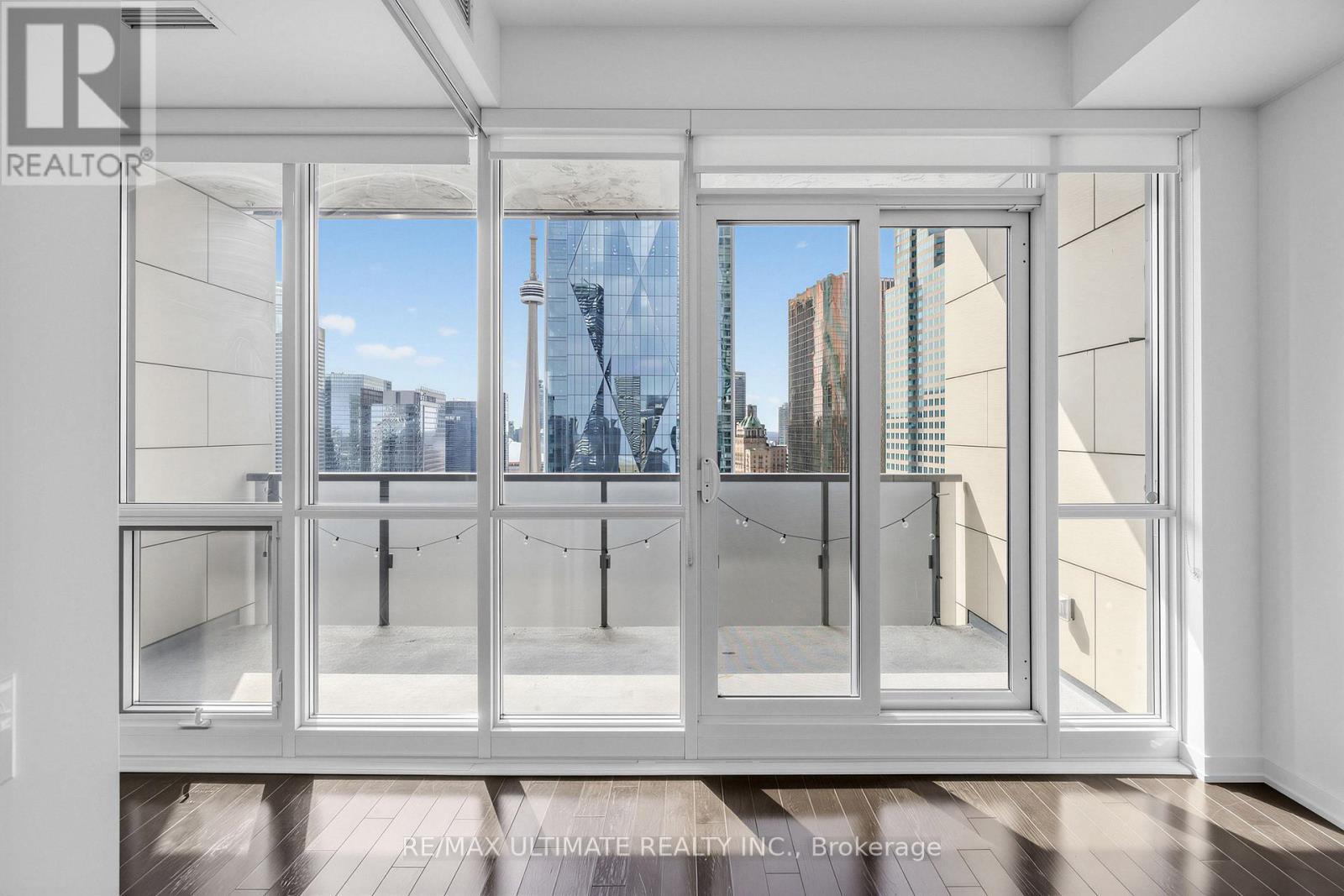 <div class="slider-price">$688,000</div><p>3403 - 1 The Esplanade, Toronto, Ontario</p>