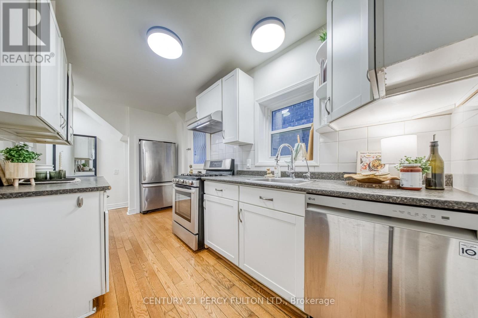 10 Redwood Avenue, Toronto, Ontario  M4L 2S6 - Photo 11 - E13052168