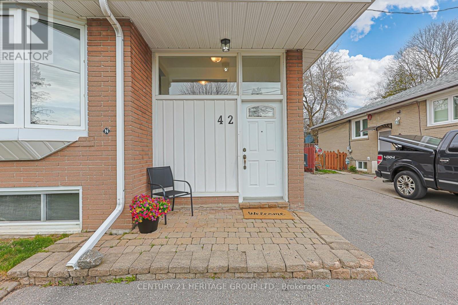 42 LINDSAY AVENUE, Newmarket, Ontario