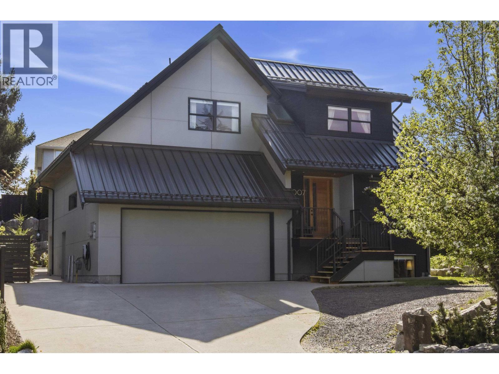 1007 JAY CRESCENT, Squamish, British Columbia