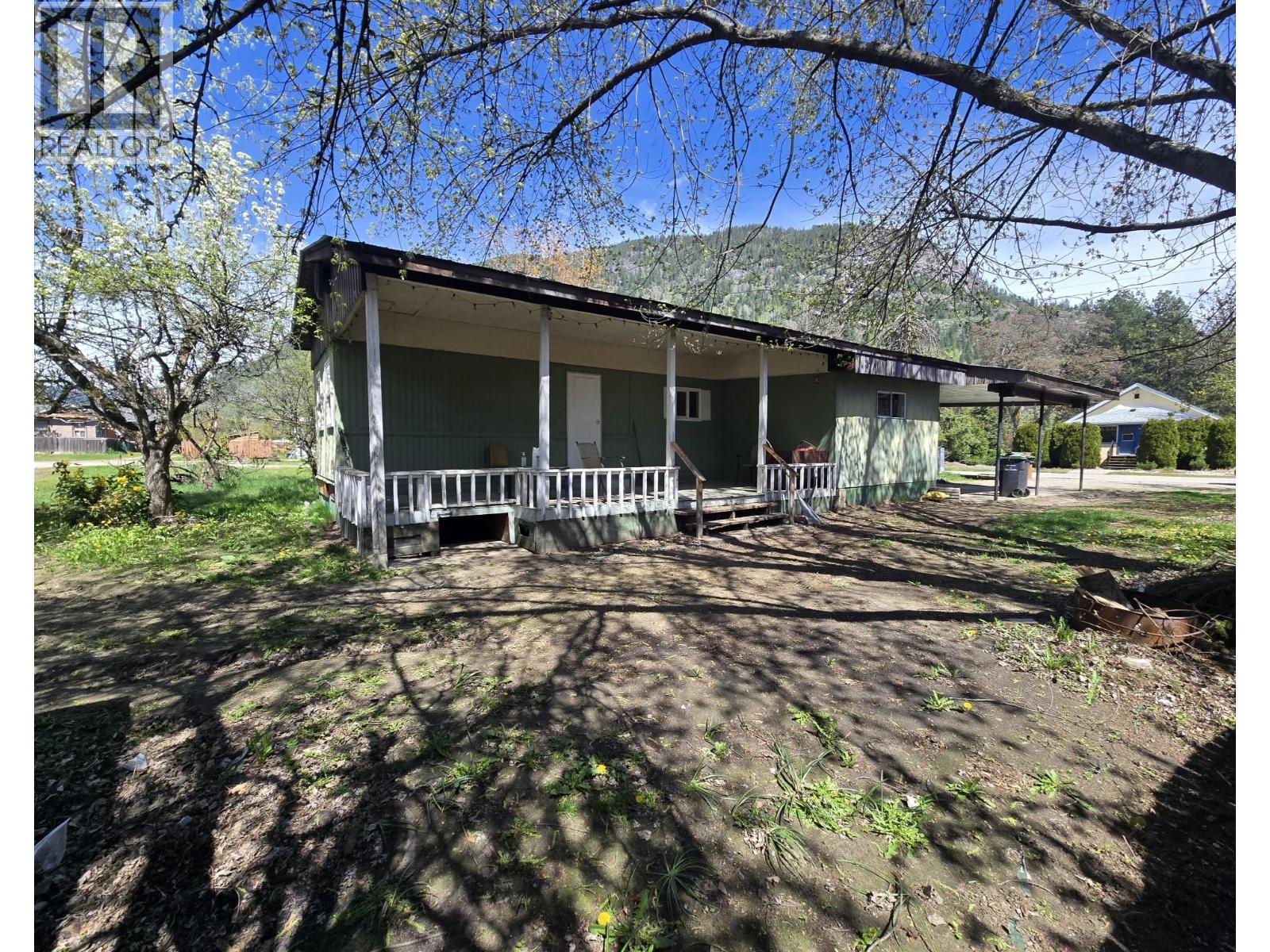 300 3rd Avenue, Castlegar, British Columbia  V1N 2A6 - Photo 2 - 10384861