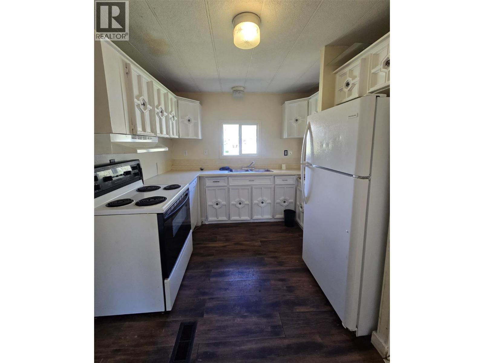 300 3rd Avenue, Castlegar, British Columbia  V1N 2A6 - Photo 9 - 10384861