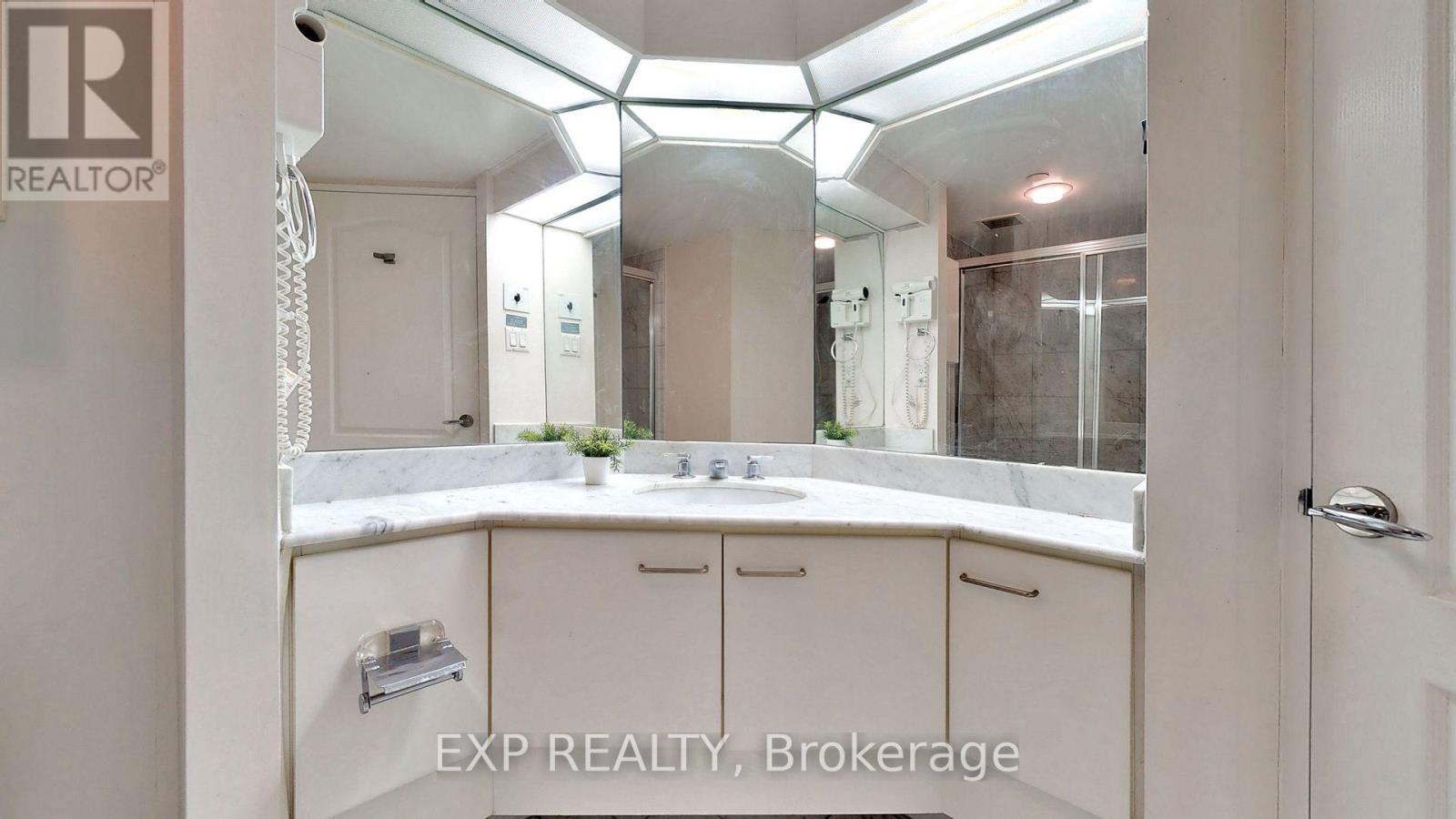 1005 - 38 Elm Street, Toronto, Ontario  M5G 2K5 - Photo 15 - C13052432