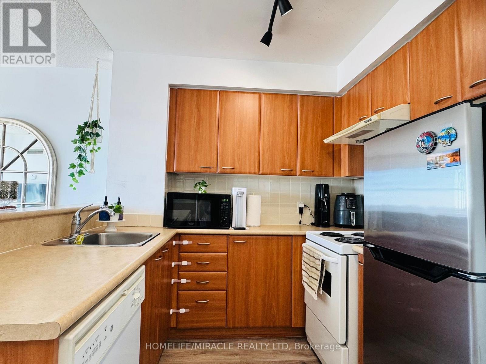 2106 - 36 Lee Centre Drive, Toronto, Ontario  M1H 3K2 - Photo 7 - E13052240