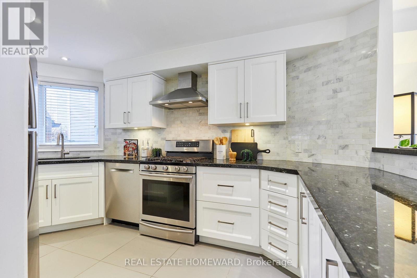 117 Edgewood Avenue, Toronto, Ontario  M4L 3H2 - Photo 7 - E13052348