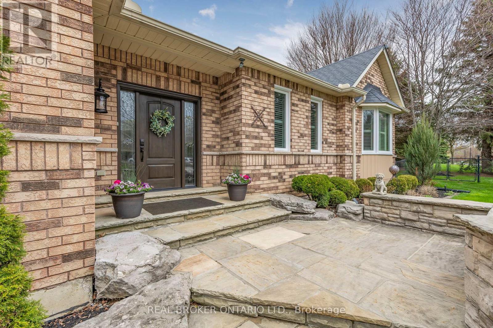 100 Colonel Wayling Boulevard, East Gwillimbury (Sharon), Ontario  L0G 1V0 - Photo 3 - N13052232