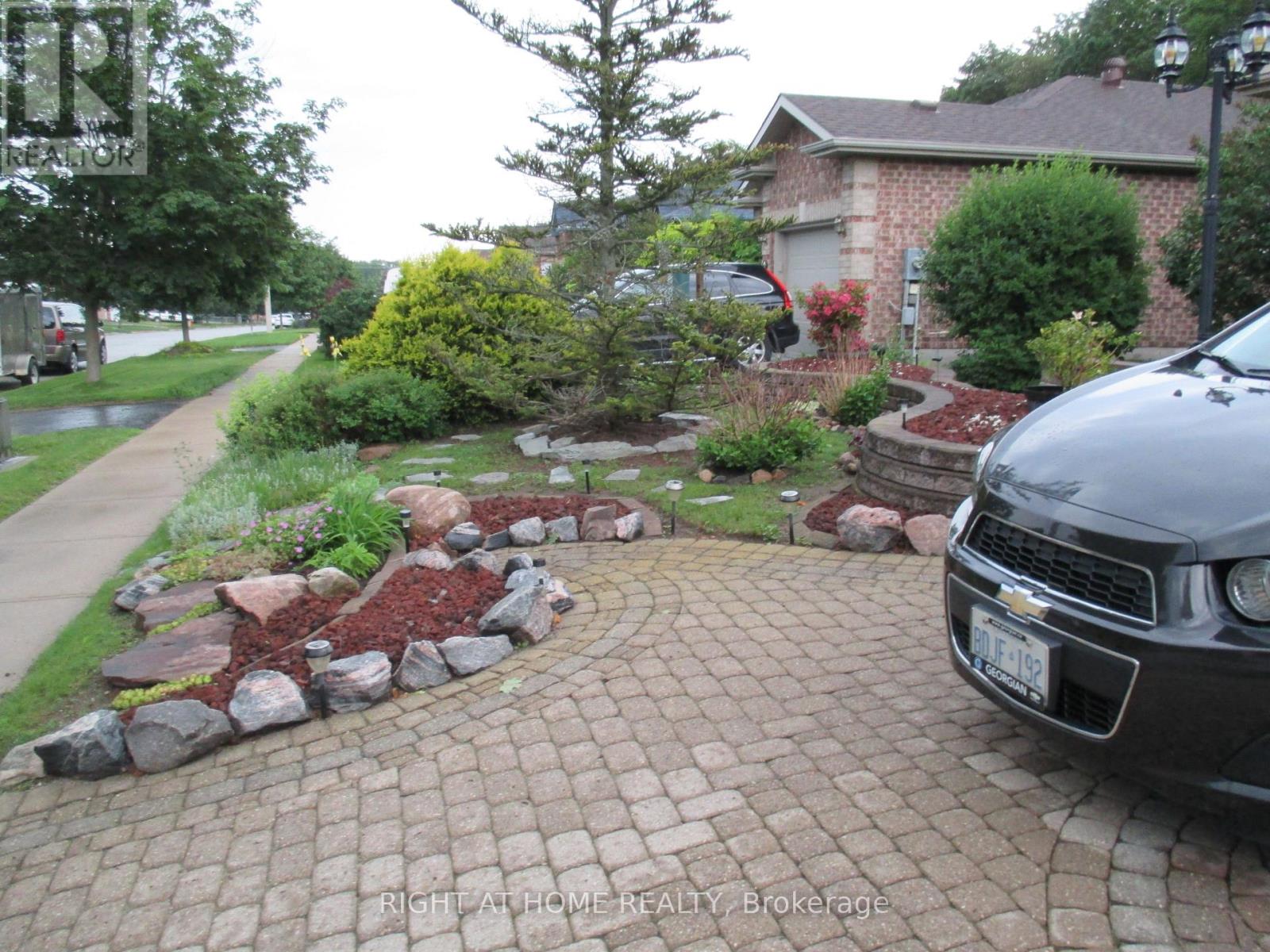 63 Benson Drive, Barrie, Ontario  L4N 7Y2 - Photo 3 - S12800372