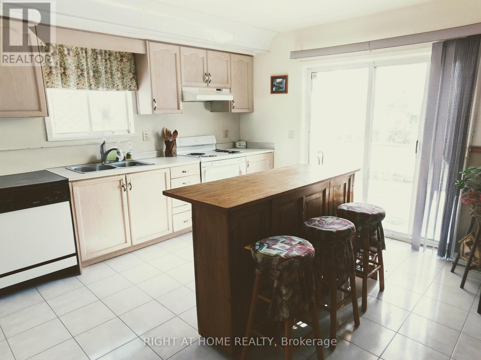 63 Benson Drive, Barrie, Ontario  L4N 7Y2 - Photo 8 - S12800372