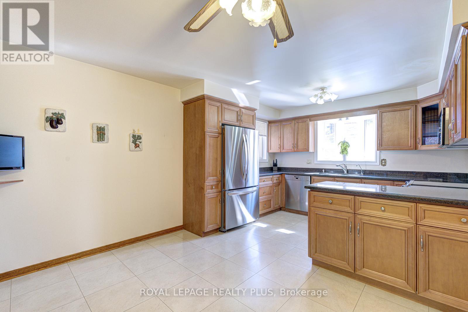 11 Ranwood Drive, Toronto, Ontario  M9N 3E8 - Photo 12 - W12909518