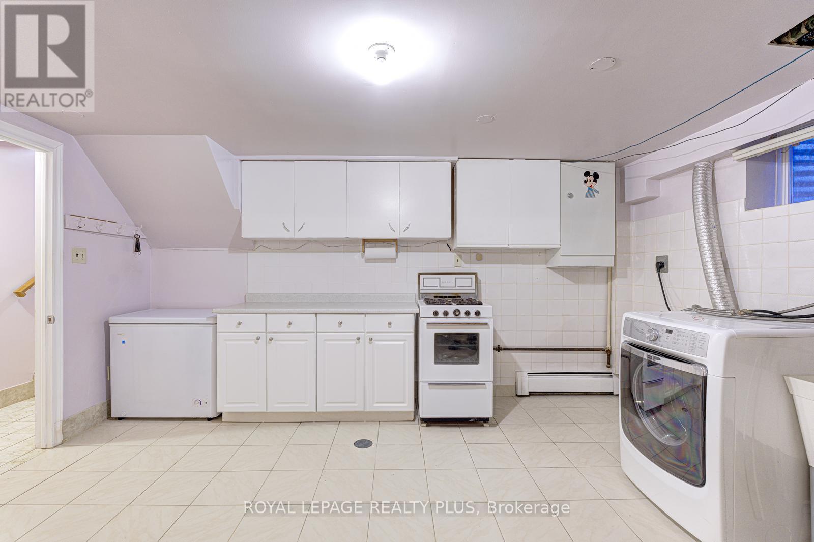 11 Ranwood Drive, Toronto, Ontario  M9N 3E8 - Photo 35 - W12909518