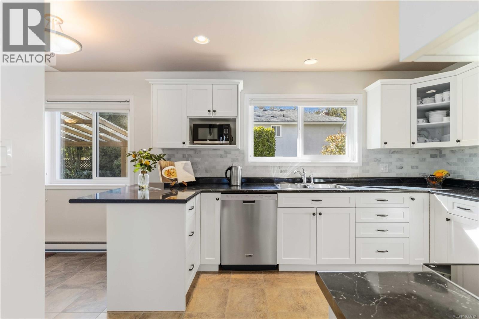 4120 Ambassy Pl, Saanich, British Columbia  V8X 2M4 - Photo 10 - 1033724