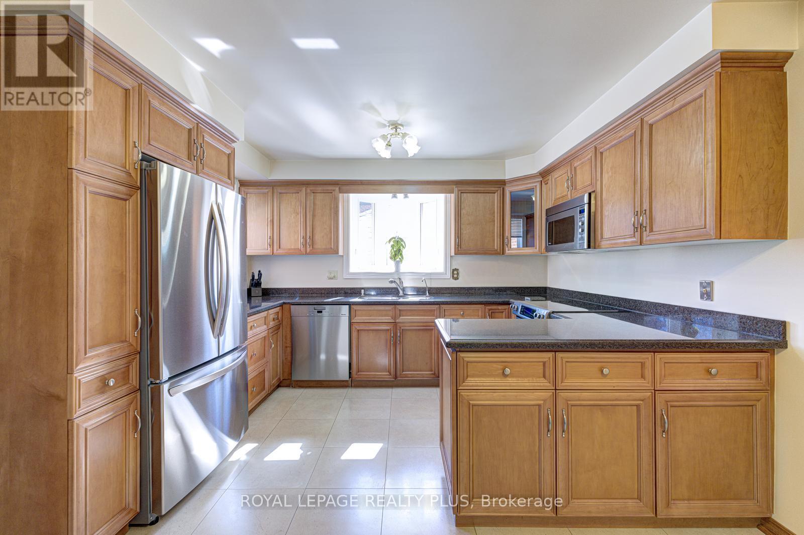 11 Ranwood Drive, Toronto, Ontario  M9N 3E8 - Photo 11 - W12909518