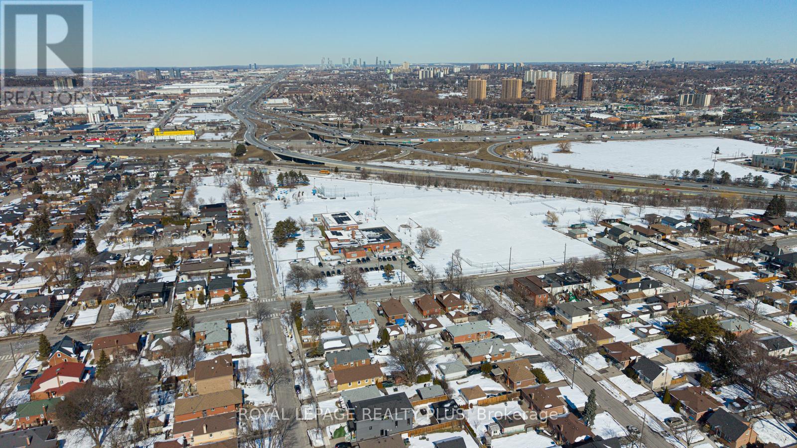 11 Ranwood Drive, Toronto, Ontario  M9N 3E8 - Photo 37 - W12909518