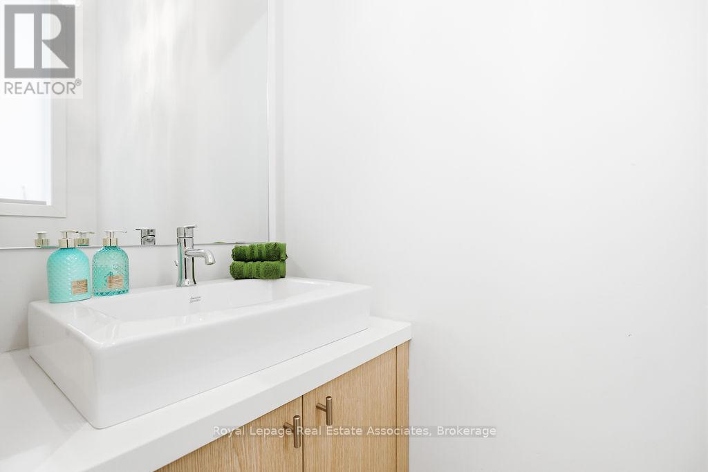 228 Vellwood Common, Oakville, Ontario  L6L 0E8 - Photo 7 - W13052260