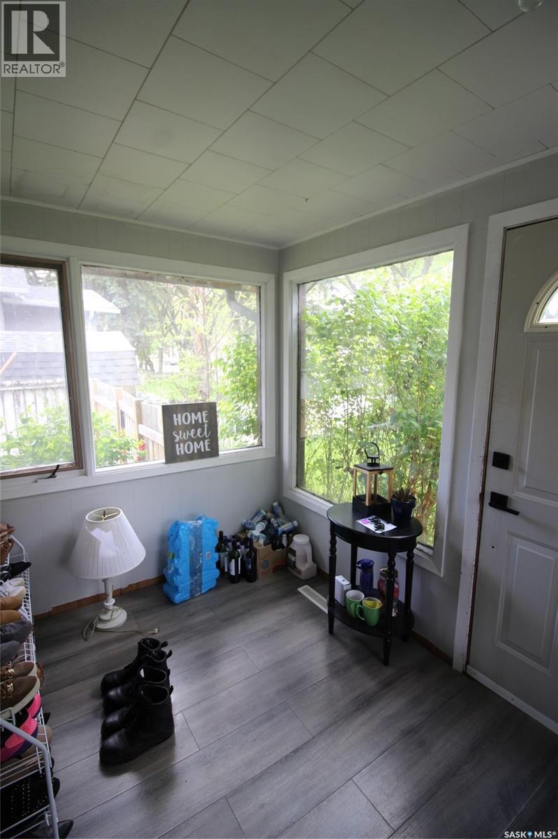 780 1st Street E, Shaunavon, Saskatchewan  S0N 2M0 - Photo 2 - SK034131