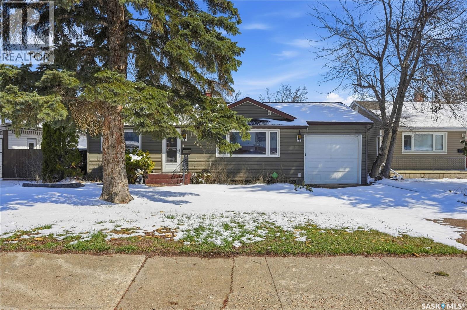 806 Vaughan Street, Moose Jaw, Saskatchewan  S6H 5N7 - Photo 2 - SK034035