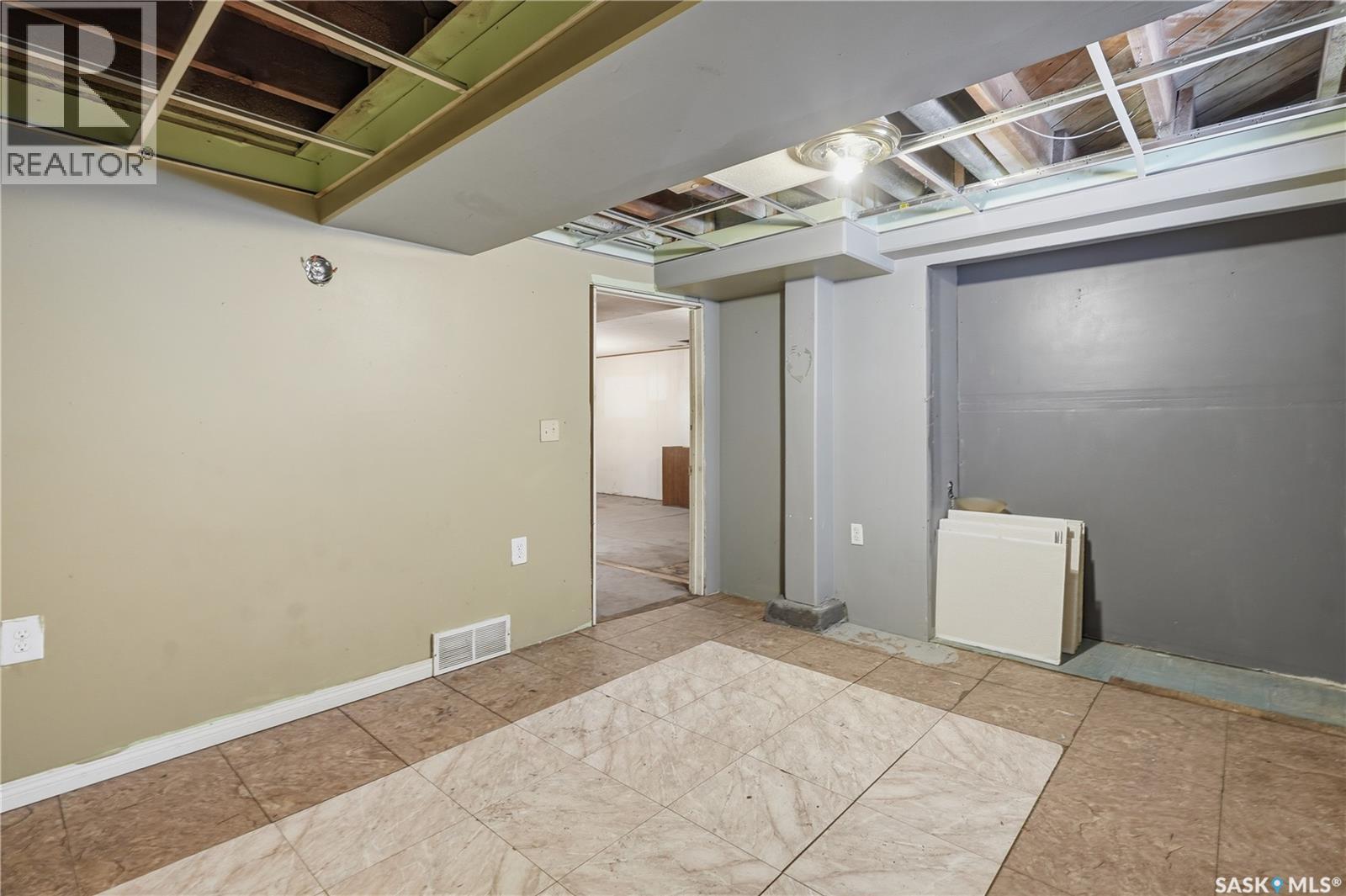 806 Vaughan Street, Moose Jaw, Saskatchewan  S6H 5N7 - Photo 33 - SK034035