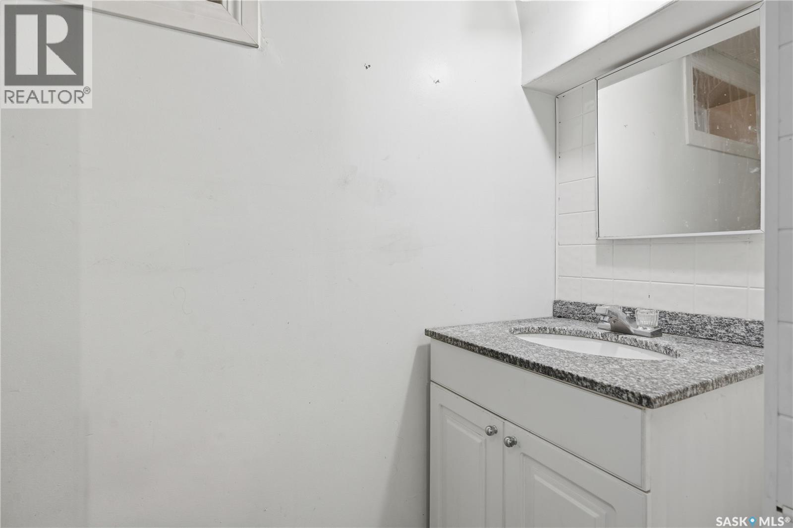 806 Vaughan Street, Moose Jaw, Saskatchewan  S6H 5N7 - Photo 36 - SK034035