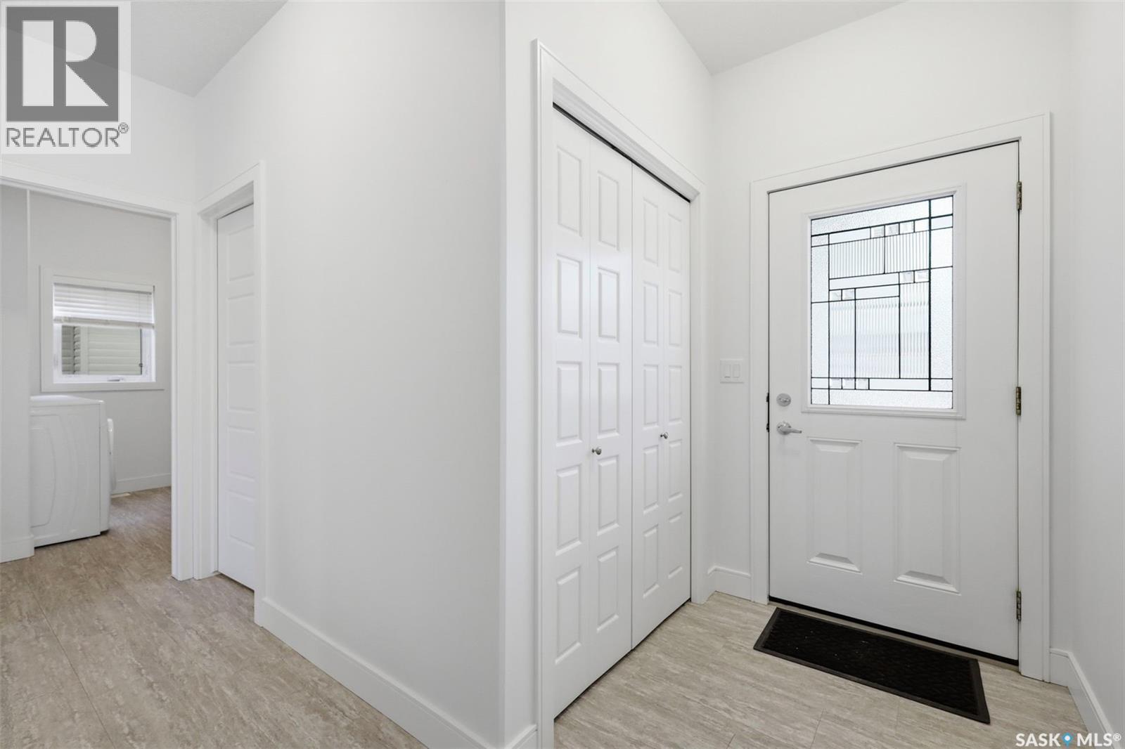 611 Kolynchuk Court, Saskatoon, Saskatchewan  S7T 0W4 - Photo 4 - SK033823