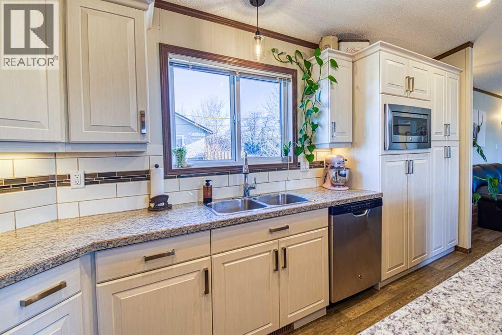 1004 6th Avenue, Beaverlodge, Alberta  T0H 0C0 - Photo 5 - A2304006