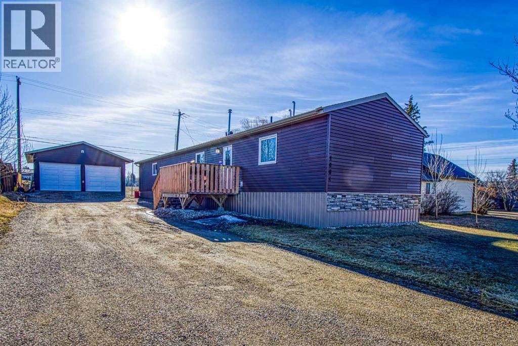1004 6th Avenue, Beaverlodge, Alberta  T0H 0C0 - Photo 1 - A2304006