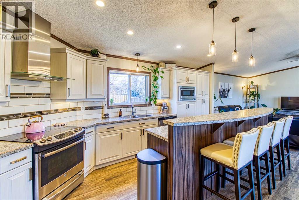 1004 6th Avenue, Beaverlodge, Alberta  T0H 0C0 - Photo 2 - A2304006