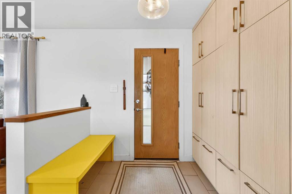 12 Glacier Drive Sw, Calgary, Alberta  T3E 5A1 - Photo 3 - A2305055