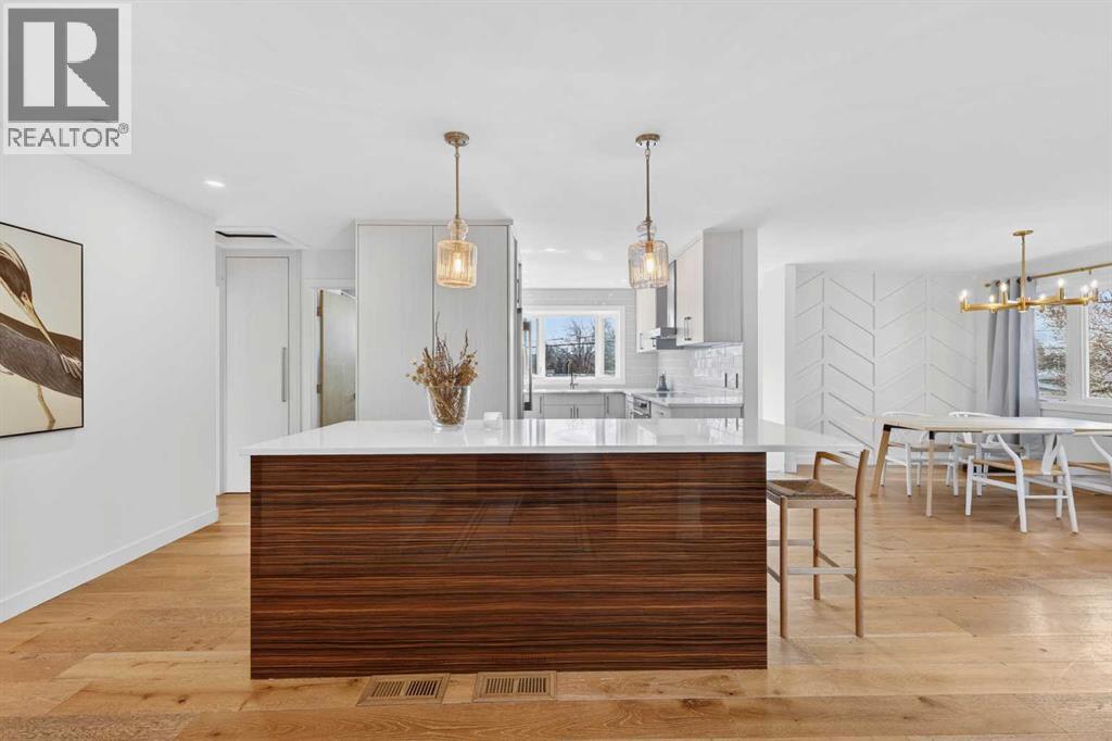 12 Glacier Drive Sw, Calgary, Alberta  T3E 5A1 - Photo 5 - A2305055