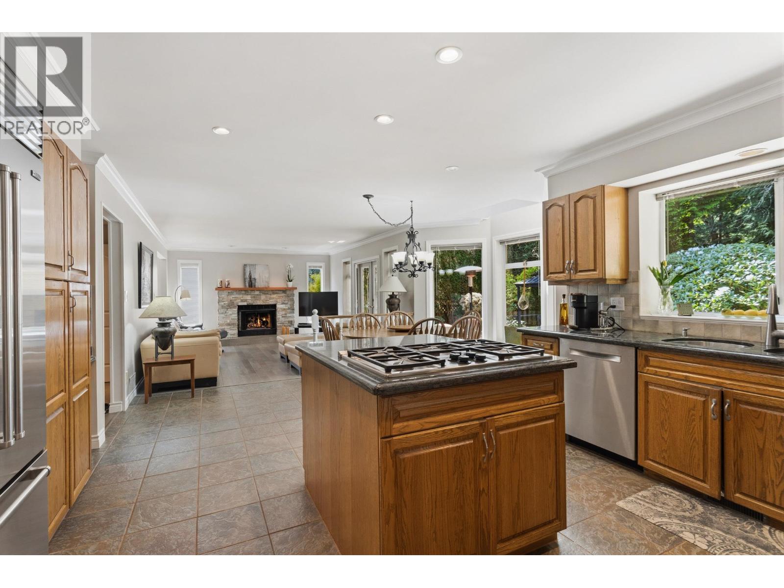 2465 Berton Place, North Vancouver, British Columbia  V7H 2W9 - Photo 10 - R3116600