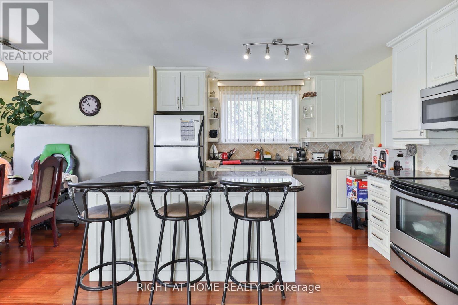 Main - 2 Greenland Road, Toronto, Ontario  M3C 1N2 - Photo 1 - C13052714