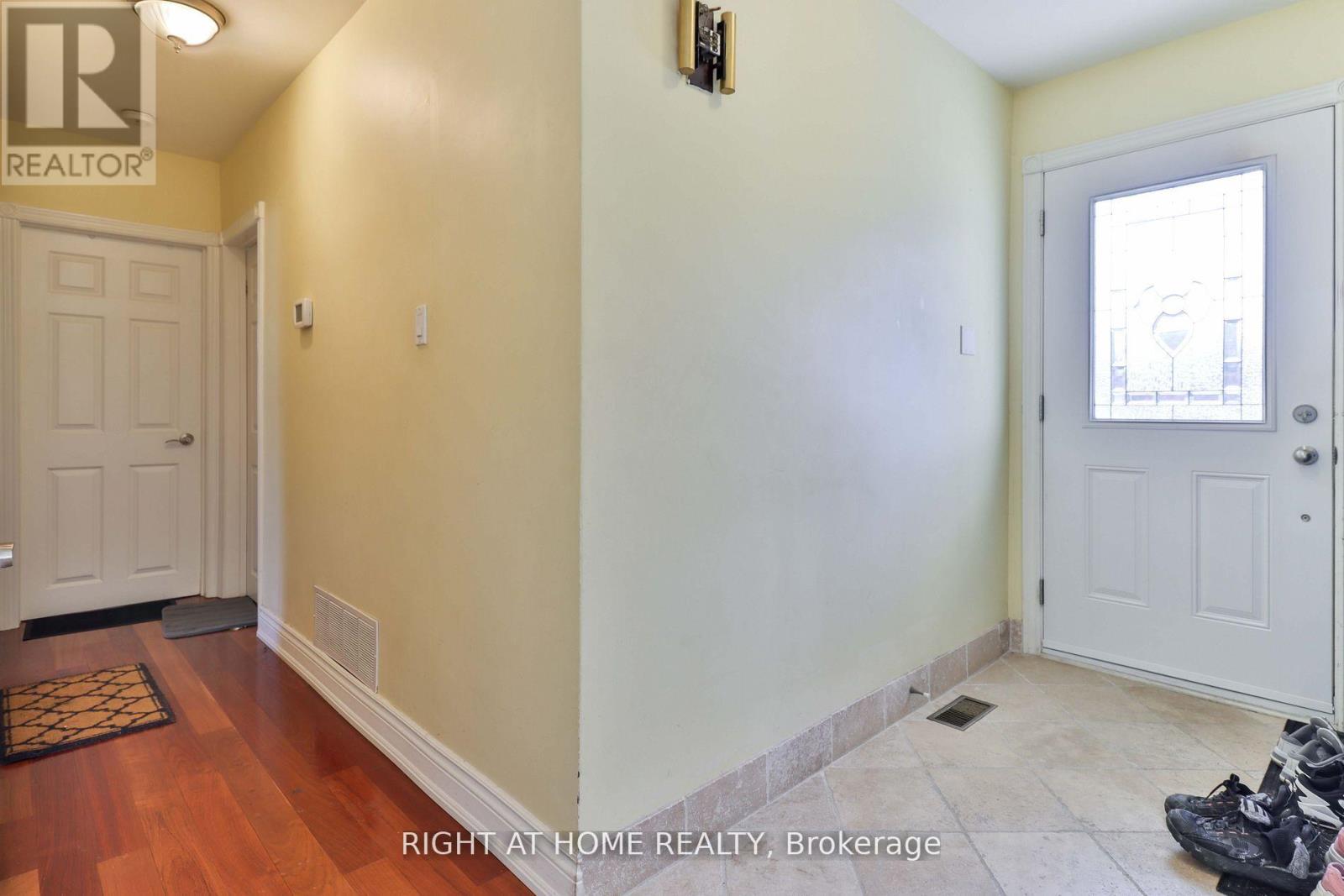 Main - 2 Greenland Road, Toronto, Ontario  M3C 1N2 - Photo 11 - C13052714