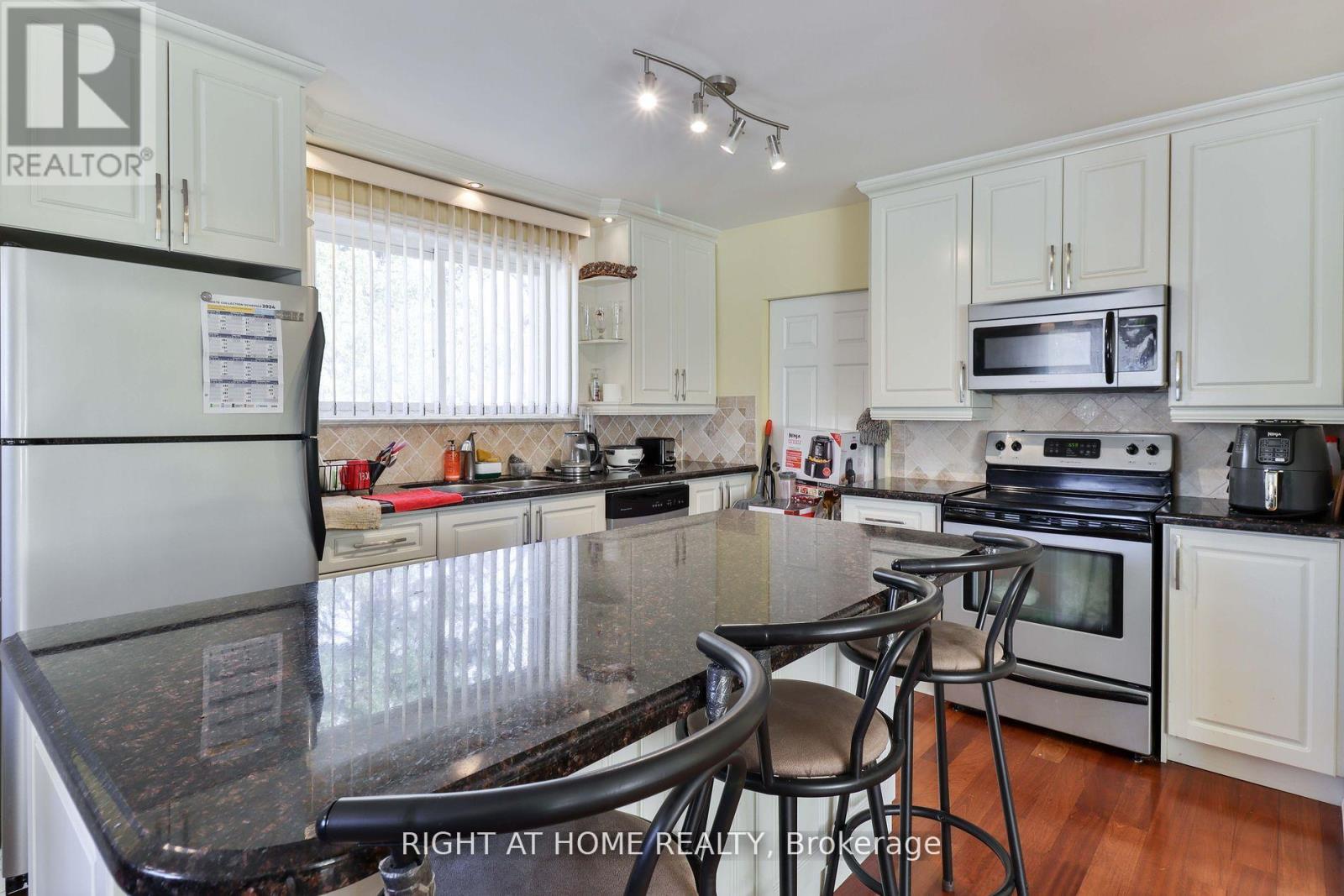 Main - 2 Greenland Road, Toronto, Ontario  M3C 1N2 - Photo 3 - C13052714