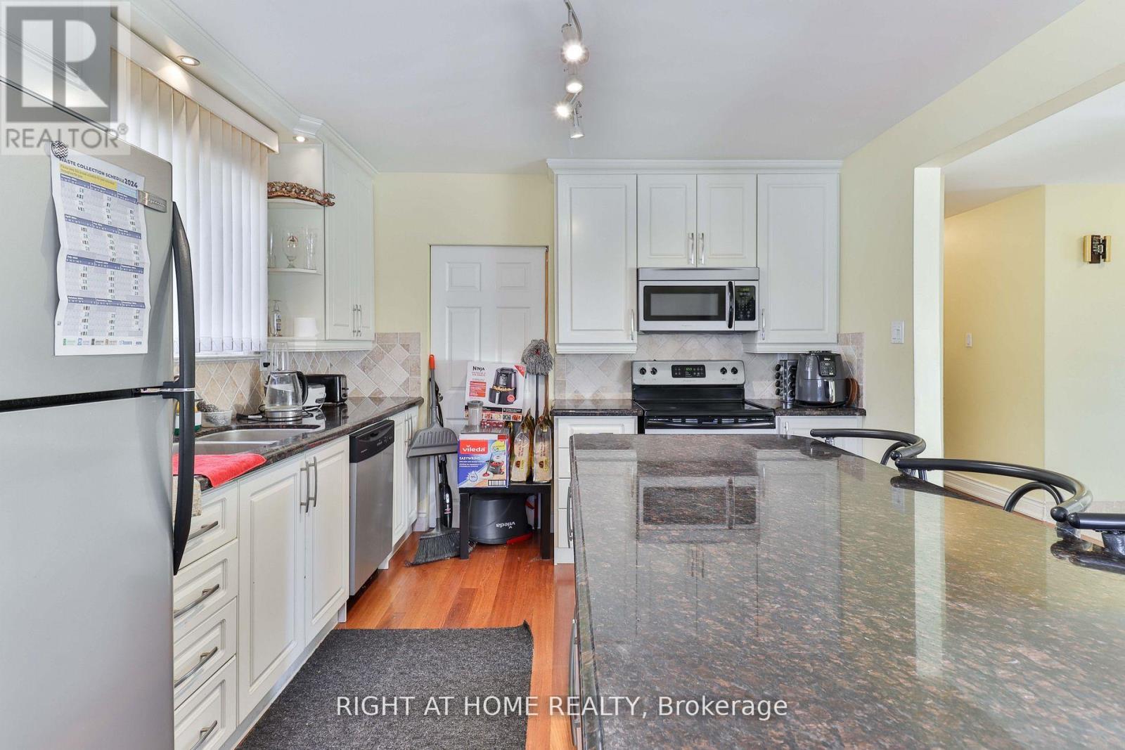 Main - 2 Greenland Road, Toronto, Ontario  M3C 1N2 - Photo 4 - C13052714