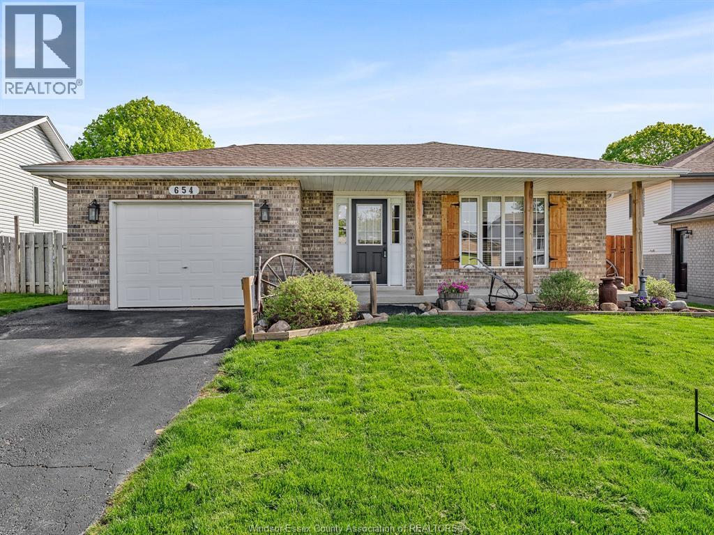 MLS# 26009232: 654 RICHMOND, Amherstburg, Canada