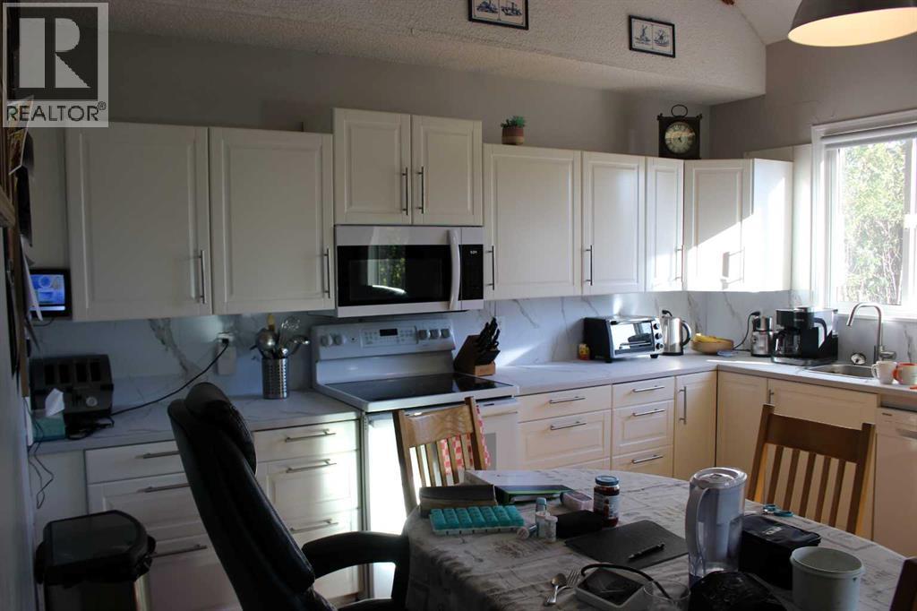 556 Rogers Avenue, Picture Butte, Alberta  T0K 1V0 - Photo 3 - A2305842