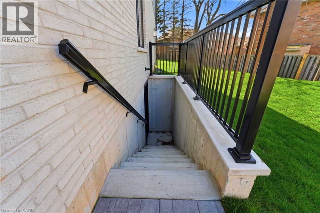 19 Woodvalley Court, Hamilton, Ontario  L9B 2S7 - Photo 25 - 40824127