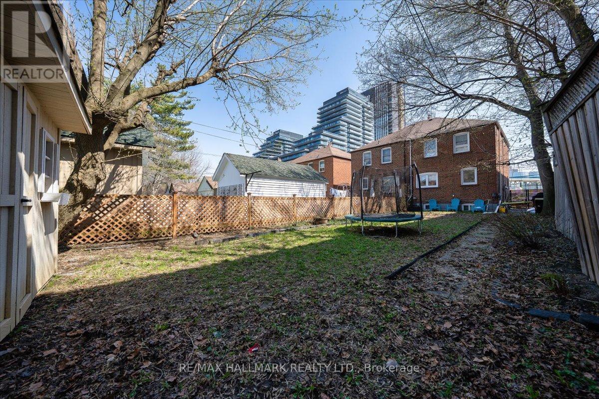 910 Eglinton Avenue E, Toronto, Ontario  M4G 2L3 - Photo 15 - C13049780