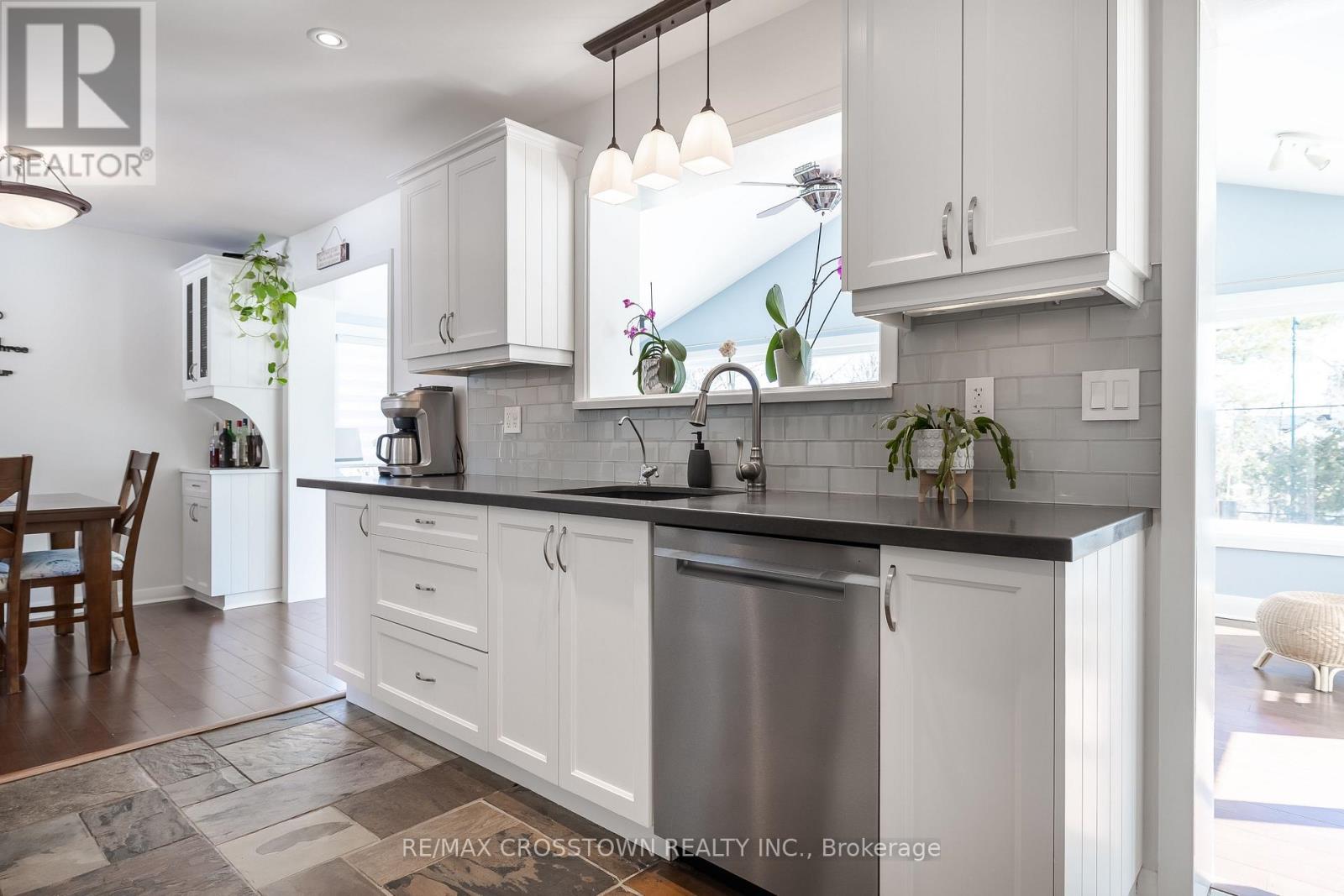 11 Castle Drive, Barrie, Ontario  L4N 1P7 - Photo 10 - S12956460