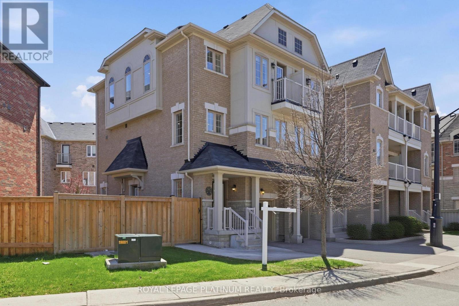 9 Rabbit Run Way, Brampton, Ontario  L6Z 0B4 - Photo 2 - W13052928