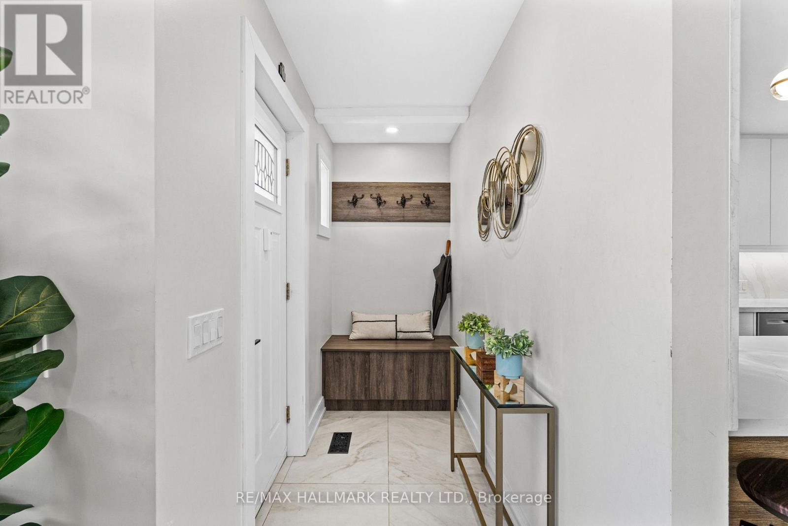 136 Lothian Avenue, Toronto, Ontario  M8Z 4L4 - Photo 2 - W13052940