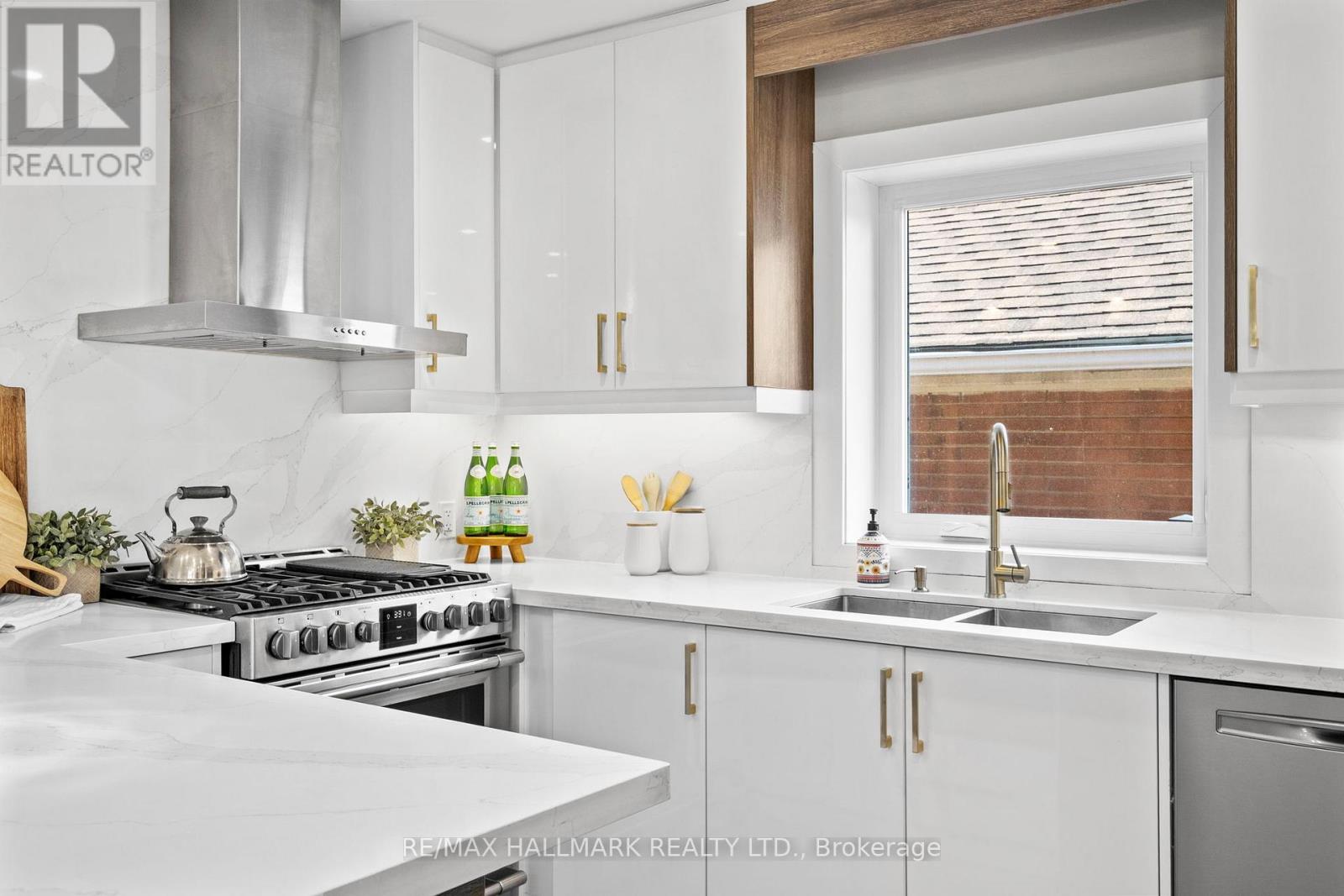 136 Lothian Avenue, Toronto, Ontario  M8Z 4L4 - Photo 5 - W13052940