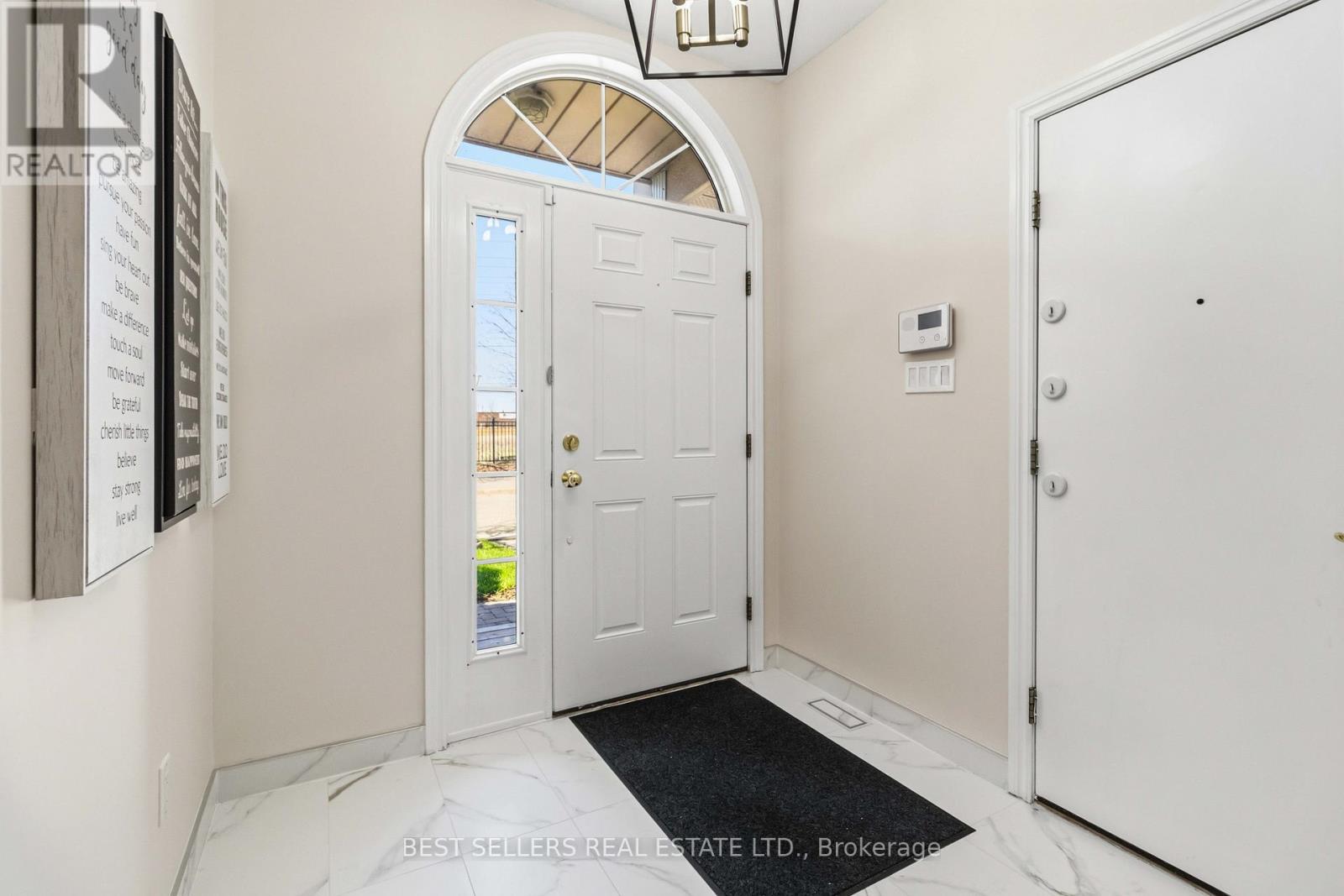 1 - 1 Ferndown Crescent, Brampton, Ontario  L6P 1C3 - Photo 4 - W13052960