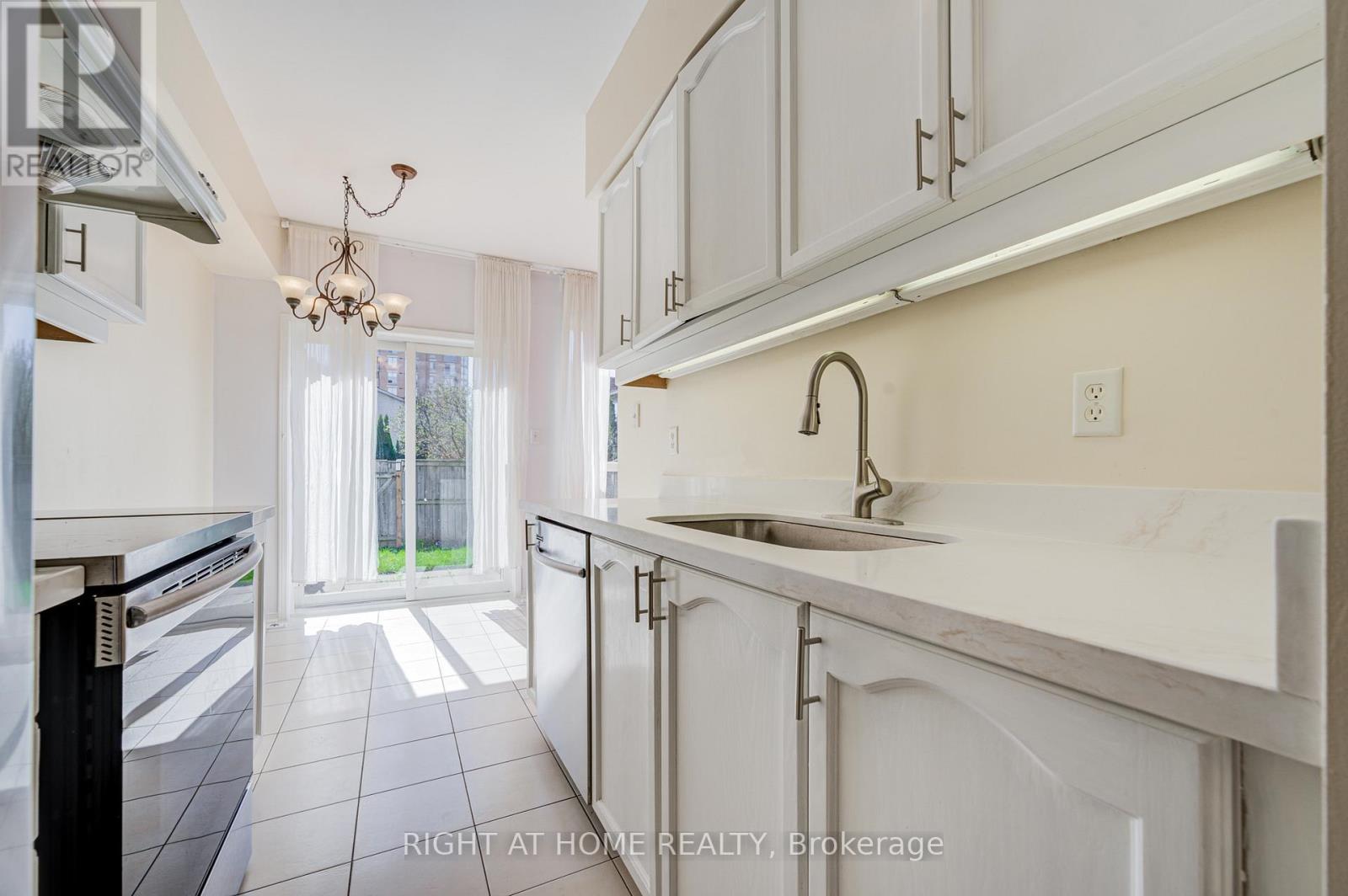 34 - 1222 Parkwest Place, Mississauga, Ontario  L5E 3K9 - Photo 10 - W13052976