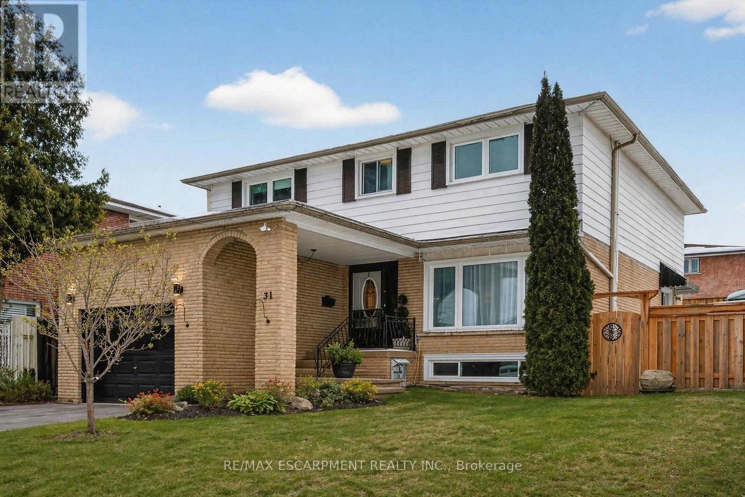 31 Maynard Street, Hamilton, Ontario  L9B 1R9 - Photo 2 - X13052812