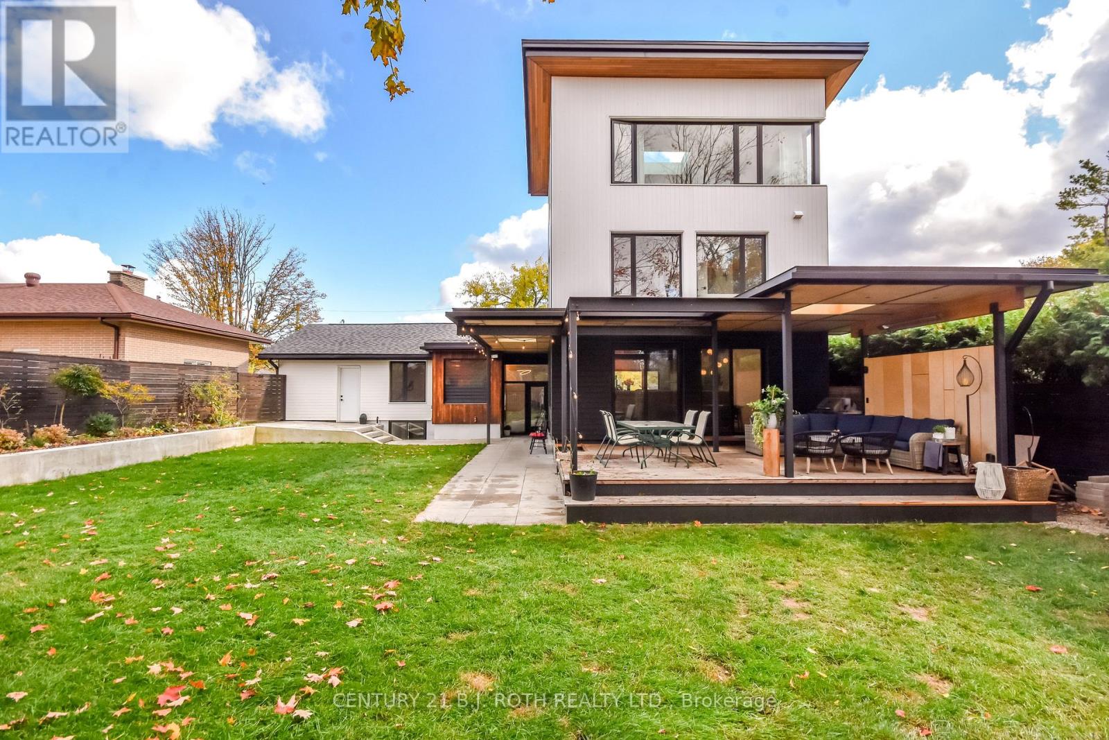 20 Weldon Street, Barrie, Ontario  L4M 4J4 - Photo 3 - S12867366